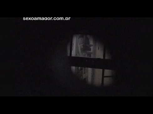 ❤️ Blondīnīte tiek slepeni filmēta ar kaimiņu vuajeru, kurš slēpjas aiz dobiem ķieģeļiem ️ Anāls porno pie mums ❌